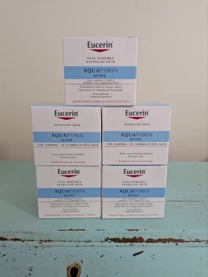 Eucerin Aquaporin Active ansiktskräm - 50ml/burk. Denna produkt är helt ny och oanvänd. Den går ut i Augusti 2028. Eucerin Aquaporin Active är en ansiktskräm som är perfekt att använda som bas, både i sommar och under vintern. Den är för normal till kombinerad hud. Krämen ger intensiv återfuktning utan parfym. Passar känslig hud och är dermatologiskt testad.