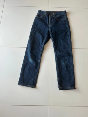 Mörkblå raka jeans - Snygga mörkblå jeans med rak passform och klassiska fem fickor. Jeansen har kontrastsömmar och normal midja. Perfekta för en avslappnad och stilren look.