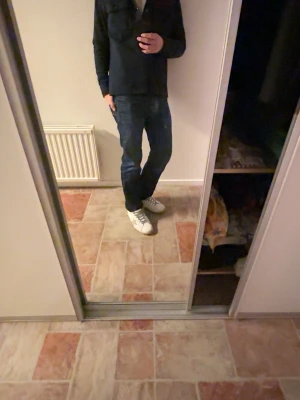 Mörkblå overshirt med knappar - Snygg mörkblå overshirt med klassisk krage och knäppning framtill. Modellen har två bröstfickor och raka ärmar. Perfekt att bära över en t-shirt eller tunn tröja. Overshirten har en stilren och enkel design som passar till jeans. Köpt för 899 och säljs för 400kr