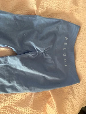 Lila seamless leggings från Relode - Snygga ljuslila seamless leggings från Relode med hög midja och stretchigt material. Perfekta för träning eller chill, med diskret logga på linningen och scrunch-detalj bak. Supersköna och följsamma.