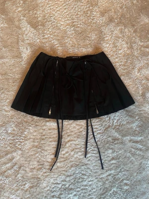 Svart minikjol - Säljer en superfin minikjol från Linjia Shop. Den är i storlek M, men det är asiatisk storlek så skulle säga passar XS-M (kolla sista bilderna för mått)💕Skriv om du har frågor☺️