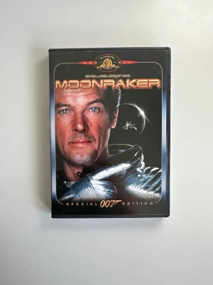 James Bond Moonraker DVD Special Edition - DVD-utgåva av filmen ”Moonraker”, klassiker med populäre Agent 007 James Bond, i rymden! Special Edition. Innehåller extramaterial som bakom kulisserna och intervjuer. Perfekt för samlare eller Bond-fans. Mycket gott skick! 