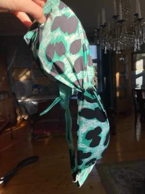 Turkos leopardmönstrad bikinitop - Leopardmönstrad bikinitopp utan straps, med väldigt vackert mönster ⭐️