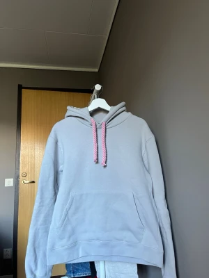 Syna world Tracksuit M - En grå/råsa Syna world tracksuit. Otroligt skön. Storlek M men hoodien kan anses som lite kort eller en mer cropped fit. Använd fåtal gånger inga tecken på användning eller defekter. Original påse samt klistermärken skickas med.  