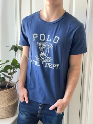 Ralph lauren t shirt   - Ralph lauren t shirt, Inga defekter! Modellen i bilderna är 180 cm 75 kg och bär Storlek L , Kom med frågor! 🌟 (Kan gå ned i pris vid köp av paket 😉) 