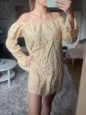 Beige off shoulder klänning - Så fin beige Offshoulder klänning, storlek s.🤍 Oanvänd