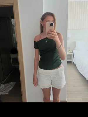 Grön sommar of shoulder topp - Säljer denna gröna sommartopp från Zara då den är för kort för mig. Använd men i bra skick och inga defekter 