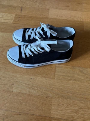Fina converseliknande sneakers - Snygga conversliknande skor jättebra skick. Står att de är storlek 41 men skulle säga att de e mindre, passar 39. 