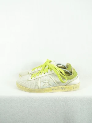 Premiata sneakers  - PREMIATA SNEAKERS Storlek : 43 Passform : Normal Användning : Skorna är i ett fint skick utan defekter Nypris : Cirka 3000SEK