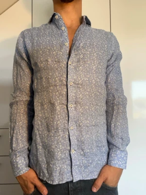 Linneskjorta från Riley - Blommig Linneskjorta i 100% Linne från Riley. Strl S. Inga defekter. Modellen är 178 cm och väger 77 kg. Hör gärna av dig vid frågor!