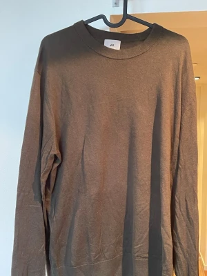 Långärmad tröja från H&M - En väl använd mörkgrön Slim fit tröja från H&M i storlek L