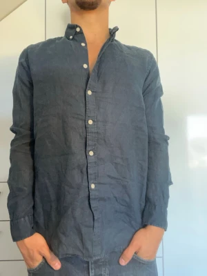 Mörkblå linneskjorta från Espirit - Mörkblå Linneskjorta i 100% linne från Espirit. Inga defekter. Modellen är 178 cm och väger 77 kg. Hör gärna av dig vid frågor!