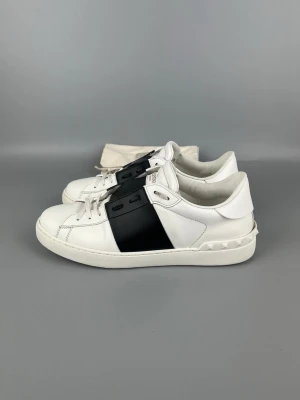 Vita Valentino Open Skor  - • The shoes have been gently used and are in very good condition  • Size: 43 (fits 43.5–44)  • Color: Black  • Retail price: 7280 SEK / 590€  • Dustbag included