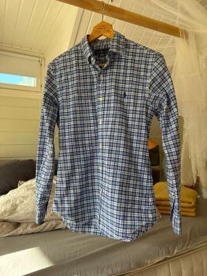 Ralph Lauren skjorta  - En riktigt fin Ralph Lauren skjorta i strl. s. Väldigt fint skick. Hör av dig vid frågor!