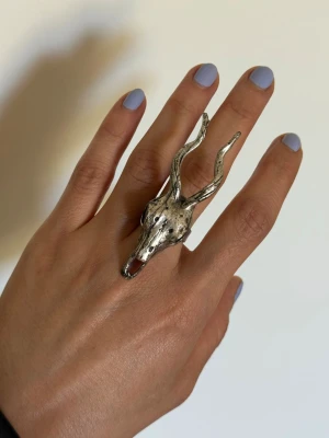 ring med hjortskalle  - Cool och unik ring  med en detaljerad hjortskalle och långa horn.