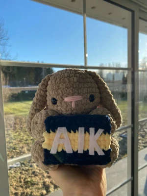 Virkad AIK-kanin - Söt handvirkad kanin som håller en AIK flagga. Perfekt för AIK fans som gillar unika gosedjur.