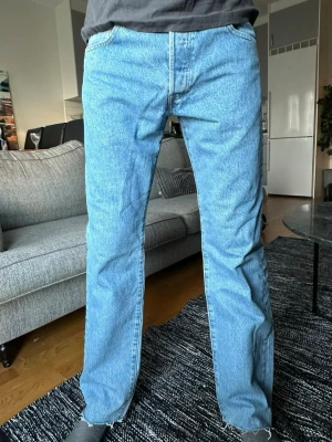 Levi’s jeans  - Ljusblå jeans med rak passform från Levis. Jeansen har normal midja och är i en tidlös denimstil som funkar till allt. Storlek W31 L32💫