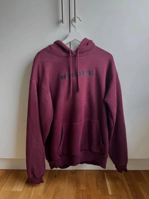 Vinröd hoodie från Better Bodies - Snygg vinröd hoodie från Better Bodies med broderad logga på bröstet. Klassisk modell med huva, dragsko och magficka. Perfekt för en avslappnad och sportig stil.