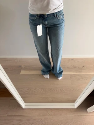 Lågmidjade jeans Zara - Superfina lågmidjade jeans från Zara. Aldrig använda prislappen sitter kvar!🩵