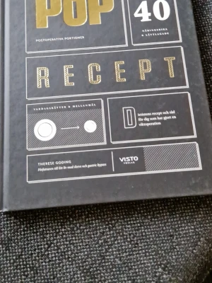 POP Recept av Therese Goding - En svart hårdinbunden bok med guld- och vit text, skriven av Therese Goding. Boken innehåller 40 recept och tips för dig som gjort en viktoperation, med fokus på vardagsrätter och mellanmål. Snygg och modern design.