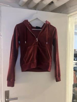 Vinröd juicy couture tröja  - Mysig vinröd hoodie från juicy couture. 