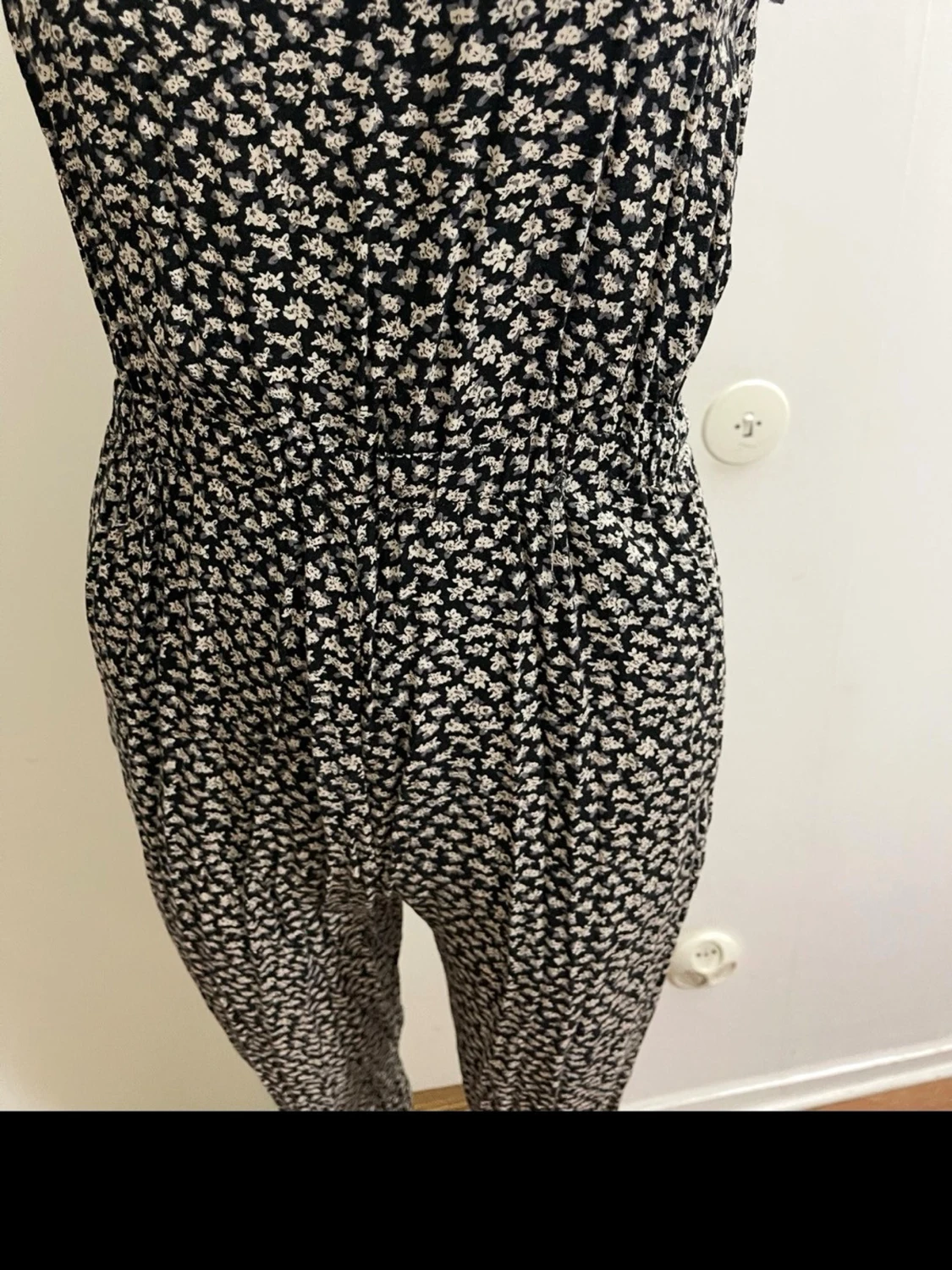 Svart jumpsuit med småblommigt mönster - 1