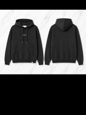 Les Deux (svart hoodie) - Svart hoodie från Les Deux med diskret logga framtill. Bekväm och stilren – ett måste i garderoben. storlek L