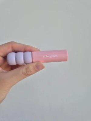 Colorgram läppstift rosa/lila shy guava - Snyggt läppstift från Colorgram i en unik rosa och lila hylsa med rundade former. Färgen heter 07 shy guava.