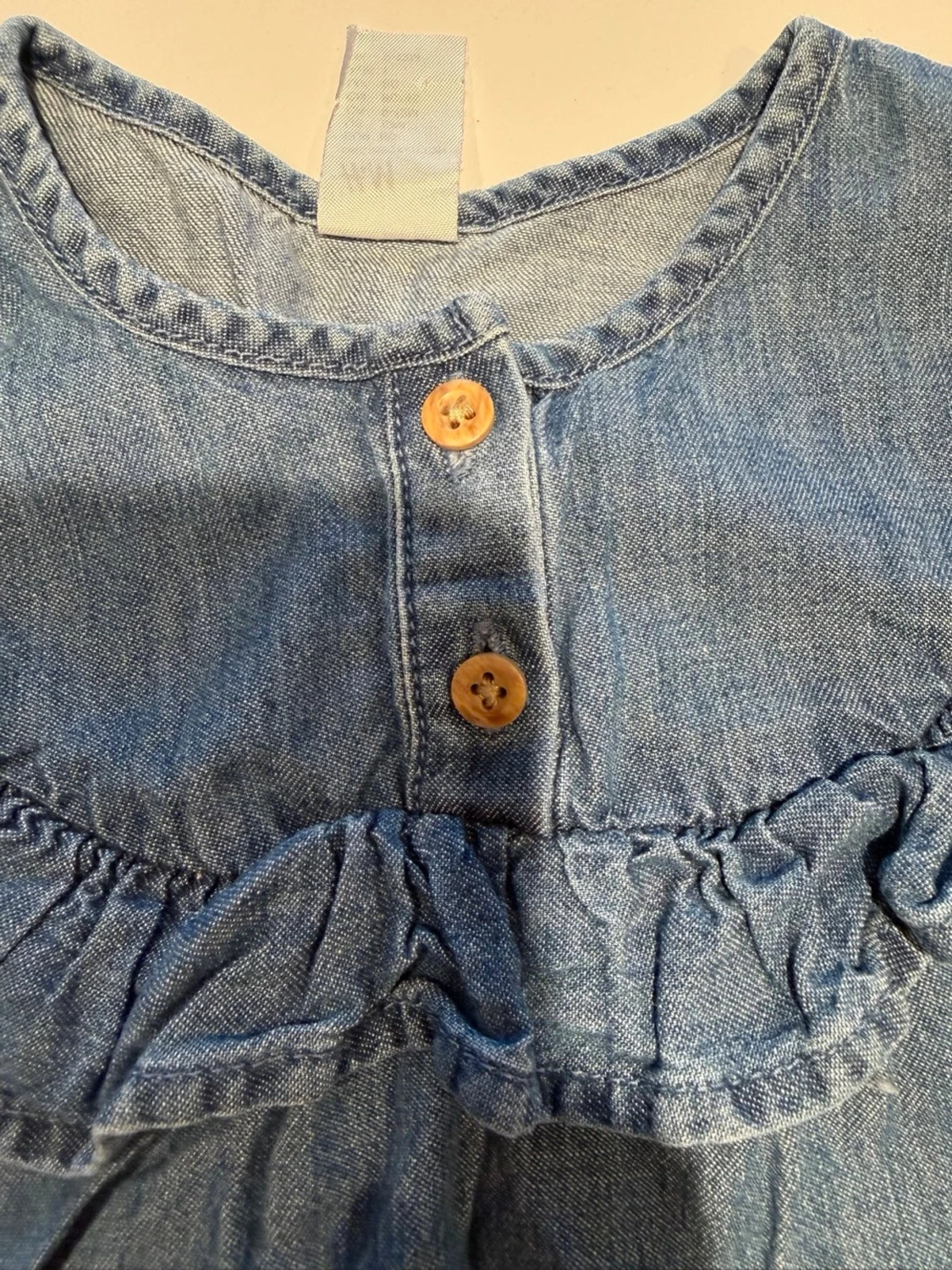 Blå jeansblus med volangdetaljer - 3