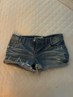 Snygga jeansshorts!! - Supersnygga jeansshorts! Knappt använda, inga defekter, hör av dig vid frågor eller fler bilder 💗