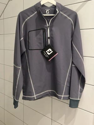 Footjoy wind shell  - Säljer nu denna footjoy wind shell, Parfekt till golfbanan när det är kyligareväder, storlek S, nypris 1199, använd 1 gång då den är lite liten 