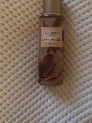 Ny Victoria secret parfrym - Helt ny vs parfym i bare vanilla cashmere. Den är helt full och endast testad(1-2 sprut). Säljer då den bara inte passade mig som gillar mer blommiga parfymer❤️ Bara att höra av sig vid frågor💗Kostar typ 300 ny men säljer för 220 pris kan absolut diskuteras💞