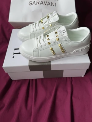 Vita sneakers med nitar från Valentino -  Priset diskuteras Via intresse