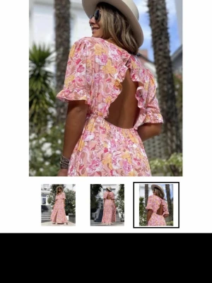 Blommig maxiklänning med öppen rygg S - Säljer en lång maxiklänning med blommigt mönster i rosa, gult och vitt. Klänningen har volangärmar, öppen rygg med volangdetaljer och är tillverkad i mjuk viskos. Perfekt för sommarens alla tillfällen!