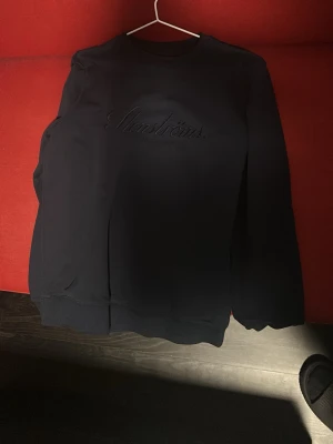 Stenströms - Snygg sweatshirt från Stenströms med broderad logga framtill. Tröjan har rund halsringning, långa ärmar och ribbade muddar vid ärmslut och nederkant. Perfekt för en stilren och avslappnad look.