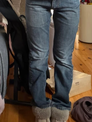 Lowrise Levis Jeans  - Säljer ett par gråblåa Levis jeans, jag brukar ha xs men de här jeansen passar (bara lite stora) skicka gärna prisförslag 💕