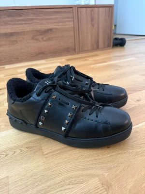 Valentino Garavani Rockstud Untitled  - Valentino Garavani Rockstud Untitled (winter edition). Storlek 43.5, passar 44,44.5. Box ingår och tillbehör från bilderna. Användande flera gånger på vintern. Små ökningar synlig. 9.5/10.