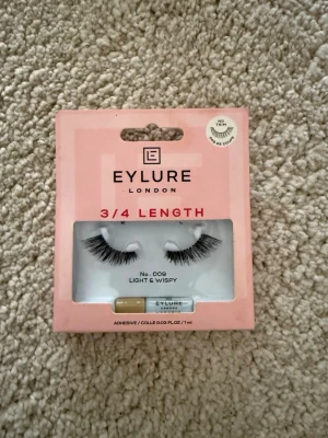 Eylure 3/4 Length Lösögonfransar - Eylure London 3/4 Length lösögonfransar i modellen No. 009 Light & Wispy. Fransarna är svarta, lätta och ger en naturligt fyllig look. Förpackningen innehåller även lim. Perfekt för att framhäva ögonen med en subtil och elegant effekt.