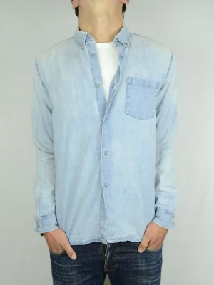 A.P.C. Jeansskjorta  - A.P.C. TUNN JEANSLIKNANDE SKJORTA Storlek : L Passform : Passar M Användning : Skjortan är i ett väldigt fint skick utan defekter Nypris : Cirka 1800SEK Modellen på bilden : 182CM och väger 74KG