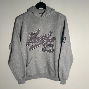 Kani hoodie - Lite nopprig men annars bra skick. Vid köp av fler produkter erbjuds bättre pris. Skriv vid ytterligare frågor eller funderingar🤝 Storlek: S. Mått: Längd 63 cm. Bredd 51 cm.