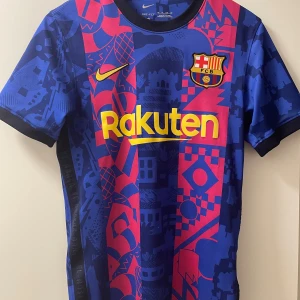 Authentic Barca tredje ställ 21/22 - Authentic FC Barcelona kit, tredje stället från säsongen 21/22! Storlek: XS Nypris: 999kr, säljer för 389! Skick: 9/10, ett par noppror håller den från en 10. Köpte den 2021 på Nike affären i mall of scandinavia, säljer då den har blivit för liten.