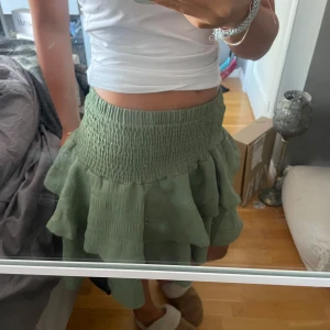 Grön kjol - Säljer nu denna fina kjol i mycket bra skick. Aldrig använt då det är dags för att säljas. Storlek S men passar även XS och M. 