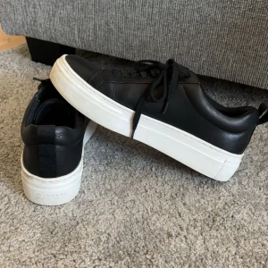 Vagabond sneakers - Säljer dessa jätte fina skor, märket är Vagabond och är i storlek 39, ny pris är 1300. De har inga som helst defekter då de ändats är använda vid några få tillfällen. Hör gärna av dig vid frågor och funderingar eller vid behov av fler bilder💘