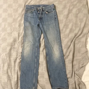 Jeans från ARKET i bra skick. - Bra jeans från ARKET, kunde inte hitta storleken men den passar mig som är 180 cm och brukar ha 31/32 så den e som small/medium ungefär. Den har ett litet hål i höger ficka men inget stort.