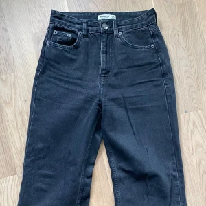 Svarta jeans från Pull&Bear  - Superfina svarta jeans från Pull&Bear som tyvärr har blivit för små för mig. 🖤 de är högmidjade med vida ben. Väldigt fint skick. De har lite slitningar nedtill. Passar någon runt 160 lång!