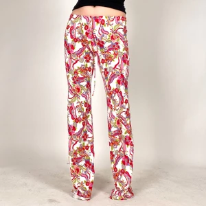 Strandbyxor  - Så fina 2000s byxor/leggings i  ”badkläder-material”! De är väldigt långa i benen, perfekta strandbyxor! Midjemått: 70-100cm Innerbenslängd: 94cm. Jag på bilden är 170cm lång och har strl 38 på underdelar. Klicka på köp nu <3
