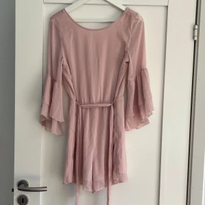 Rosa jumpsuit-shorts - Säljer denna rosa ”shorts-jumpsuit” från hm💖 Aldrig använd. Tunnt material vilket gör den perfekt på sommaren.