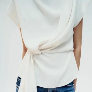 Vit Tröja - Säljer denna så fina blus/tröja. Aldrig använd och har prislappar kvar 😇