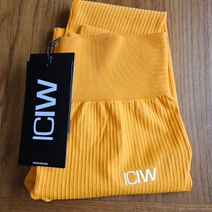 Icaniwill tights oanvända - Oanvända ribbed define seamless tights från icaniwill i färgen bright orange. För stora för mig. Färgen stämmer mest överens med andra bilden.