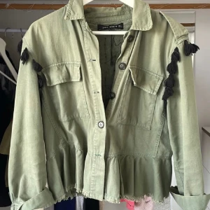 Zara jacka - Säljer denna jätte fina jackan från Zara. Den har fina detaljer och är super fin verkligen. Den är i storlek M men passar S. Bilderna är lånade men det är precis den jackan😊